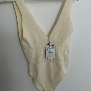 Body - Så snygg stickad body från zara med djup vringning. Aldrig kommit till användning därav prislappen kvar! Storlek S men skulle passa en M oxå 🩷