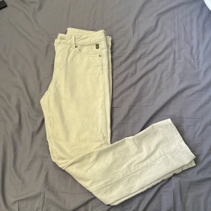 Jack & Jones jeans  - Skit stiliga Jack & Jones jeans med beige/vit aktig färg passar perfekt till sommaren med en loose fit.