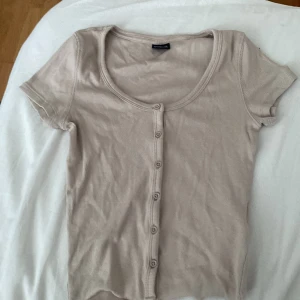 Gina tricot tröja,  - Storlek XS, inte särkilt använd, bra kvalitet, djup u-ringning 