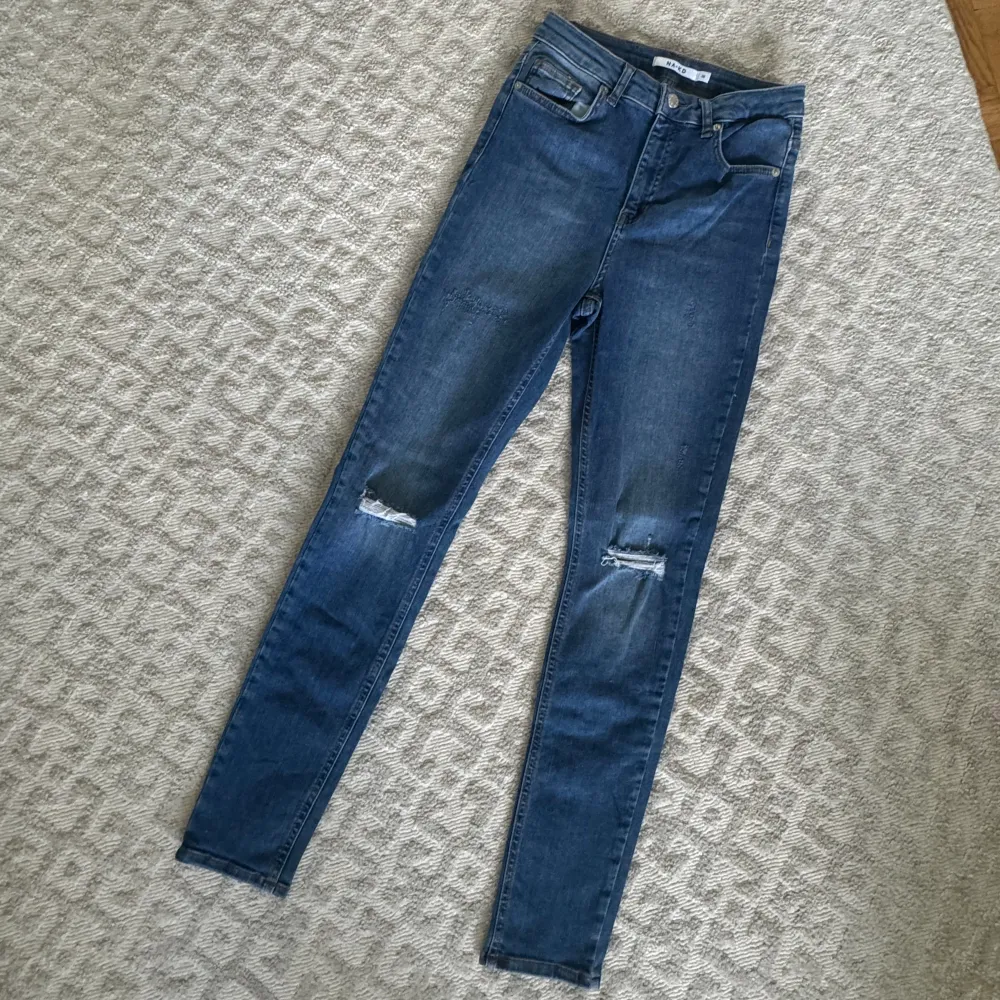 High Waist, högmidjade oanvända blåa skinny jeans från NA-KD, storlek 38, helt oanvända, nyskick. . Jeans & Byxor.