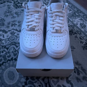 Helt nya air force 1 - Säljer dessa airforce 1 fick dom i födelsedagspresent men det var fel storlek