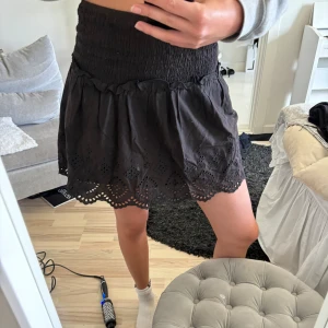 Kjol - Kjol men mönster ifrån zara. Storlek s. Normal passform. Använt några gånger.