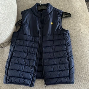Lyle scott väst - Säljer min riktigt snygga lyle scott väst. Riktigt snygg och sitter bra. 