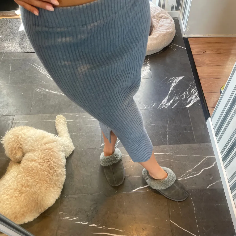 Superfin och skön blå stickad midikjol med slit på sidan från Nakd, nyskick storlek M. Hameet.