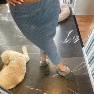 Stickad midikjol - Superfin och skön blå stickad midikjol med slit på sidan från Nakd, nyskick storlek M