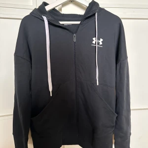 Under armour  -  Sweatshirt från under armour. Den har aldrig använts och är i jättebra skick. Säljer på grund av att den är för stor, den är i storleken S/M och skulle passa någon som är ca 170 cm. Köpt för 800kr och säljer för 700 🩷