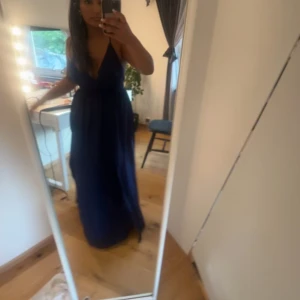 Klänning - Jätte fin klänning, endast använd en gång. Banden korsas i ryggen 