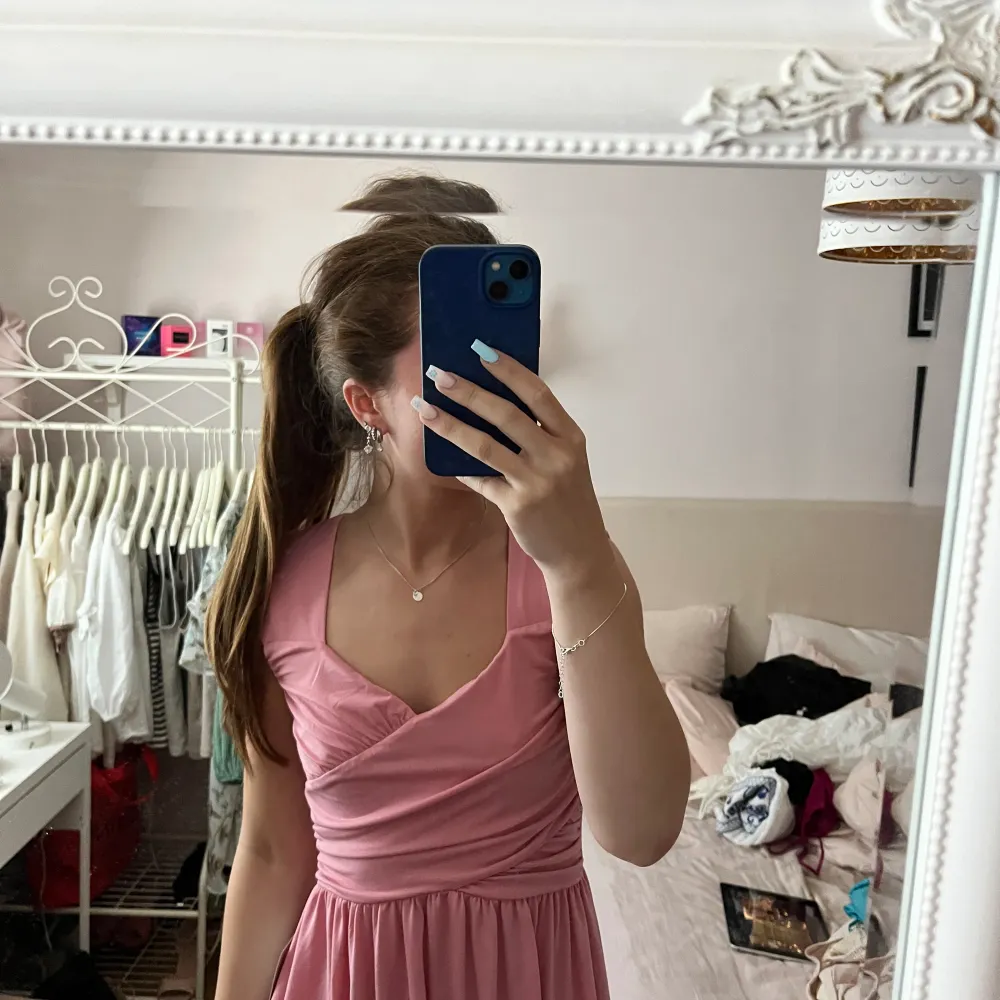 En helt ny rosa klänning med lappar kvar! Otroligt söt men har aldrig använt och den är från Chiara Forthi🤍perfekt sommarklänning . Klänningar.
