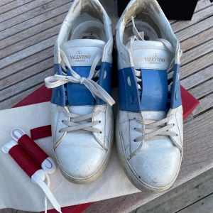 Valentino skor - Skick 5-6/10 välanvända men går att fräscha upp, skada inner häl vänster 