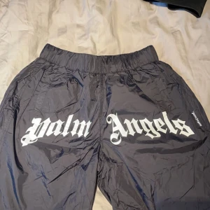 Palm Angels Badshorts - Säljer palm angels badshorts för det är inte min stil. De är helt nya och oanvända, jag har bara testat de på mig men inte använt 