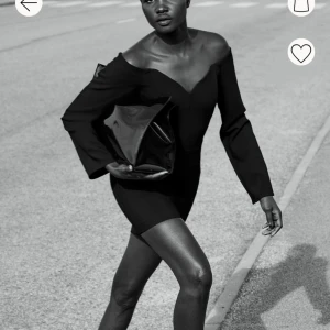 Svart klänning - SÅ snygg svart klänning från hm som är helt slutsåld!! endast använd en gång. 