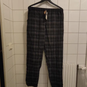 Mörkblåa Pier one pyjamas byxor strl S - De är köpta från Zalando för 300 kr och är helt oanvända. Jag säljer för att jag glömde att lämna tillbaka inom retur tiden.