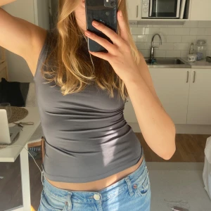 Topp från weekday - Säljer denna topp från weekday! Perfekt topp till fest o vardag🩷💓🩷