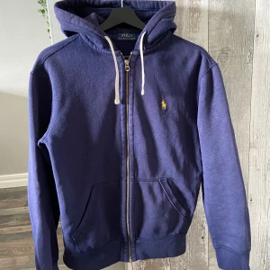 Polo Ralph Lauren zip hoddie  - Polo Ralph Lauren zip tröja kostar runt 2000kr ny, storlek M men passar även dom som bär storlek S