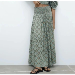 Intressekoll på min gröna kjol från Zara💗 - grön lång kjol från zara, tidigare köpt på Plick men jag har bara använt den en gång! Säljer för 300kr men lägg gärna prisförslag för kan tänka mig sänka💗