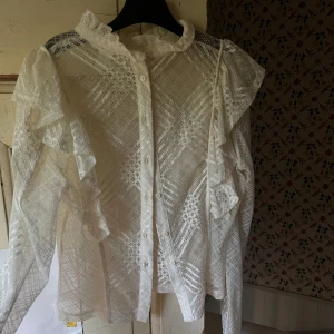 Spets blus  - Från hm! Strl s  300 kr