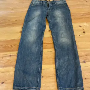 Ett par fina lågmidjade jeans med rak/ vid passform! Superfina och i bra skick. Gamla vintage kappahl!