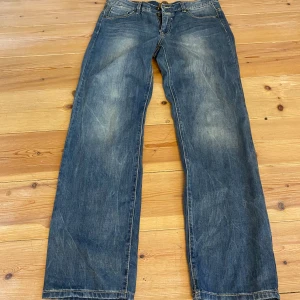 Lågmidjade raka jeans - Ett par fina lågmidjade jeans med rak/ vid passform! Superfina och i bra skick. Gamla vintage kappahl!