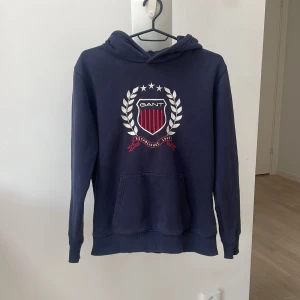 Gant hoodie  - Mörkblå gant hoodie i gott skick men en liten lös tråd där fram.