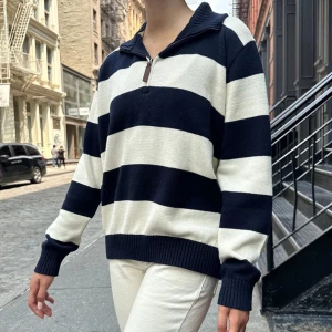 Stickad tröja - Stickad tröja frän brandy melville! Jag skulle säga att den passar XS-L da tröjan är oversized! Mycket sparsamt använd!