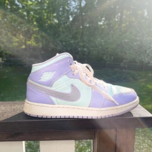 Ganska unika Jordans💓 - Jordans i bra skick. De har lite crecing men så blir det snabbt💓jättesköna och otroligt fina. Nypris 2400-3000kr👀 därav priset. Tryck gärna på köp nu❣️ kan tänka mig att diskutera priset😊❤️.storlek 38,5 men skulle lätt säga att de passar 38 med