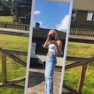 Baggy jeans - Blåa boyfriend jeans med hål från boohoo  Storlek 34, bra skick!💙