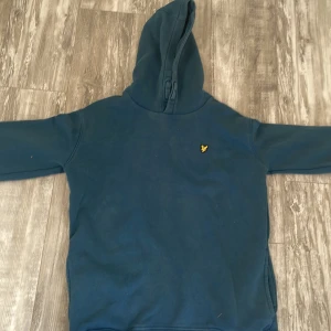 Oanvänd märkerströja - Säljer en blå Lyle Scott tröja 10/10 oanvänd var för stor.