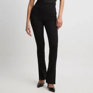 Svarta kostymbyxor med slit  - Säljer dessa nya kostymbyxorna för ett billigt pris! 