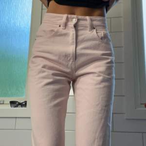 Straight jeans.  Använt typ 3 gånger, säljer då dom är liiiite för korta på mig💖 ( är 178 cm) 