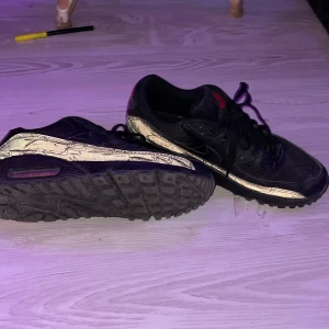 Sköna Nike air Max  - Feta Nike air max, köpte dom för ca 1600 men dom är för små för mig.