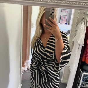 Zebra klänning - Säljer en knytklänning från hm med zebra mönster. Väldigt bekväm och luftig, perfekt till sommaren