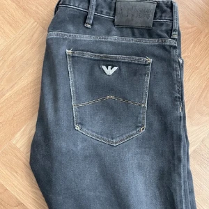 Armani svarta washed jeans - Säljer mina mörkgråa/svarta Armani Jeans 7/10 men äkta. W33 men kan passa som mindre