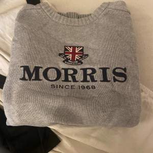 Het Morris tröja, trändig inom grisch men riktigt niece att styla med Ole money, säljer då den ej passa mig 