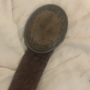 Brunt statement belt  - Brunt statement belt med jätte gullig detaljer i bra skick 