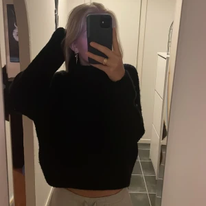 Stickad tröja - En super söt svart stickad tröja i storlek S som inte längre kommer till användning. Bara att skriva för fler bilder eller funderingar💕✨ 