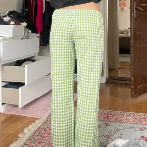 Lågmidjade pyjamasbyxor - Insytt resårband, innerbenslängd 78cm. Skulle säga stl S/M