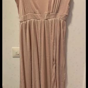 Balklänning stretchig storlek 46 oanvänd  - Är aldrig använd. Har blivit lite fel sydd på 2 ställen, se bilder ( det är inget man tänker på men vill ändå nämna) såg även en slitning på insidan vilket inte syns allt utan på. Den är köp i deras butik. Är väldigt stretchig och rymlig. En perfekt 