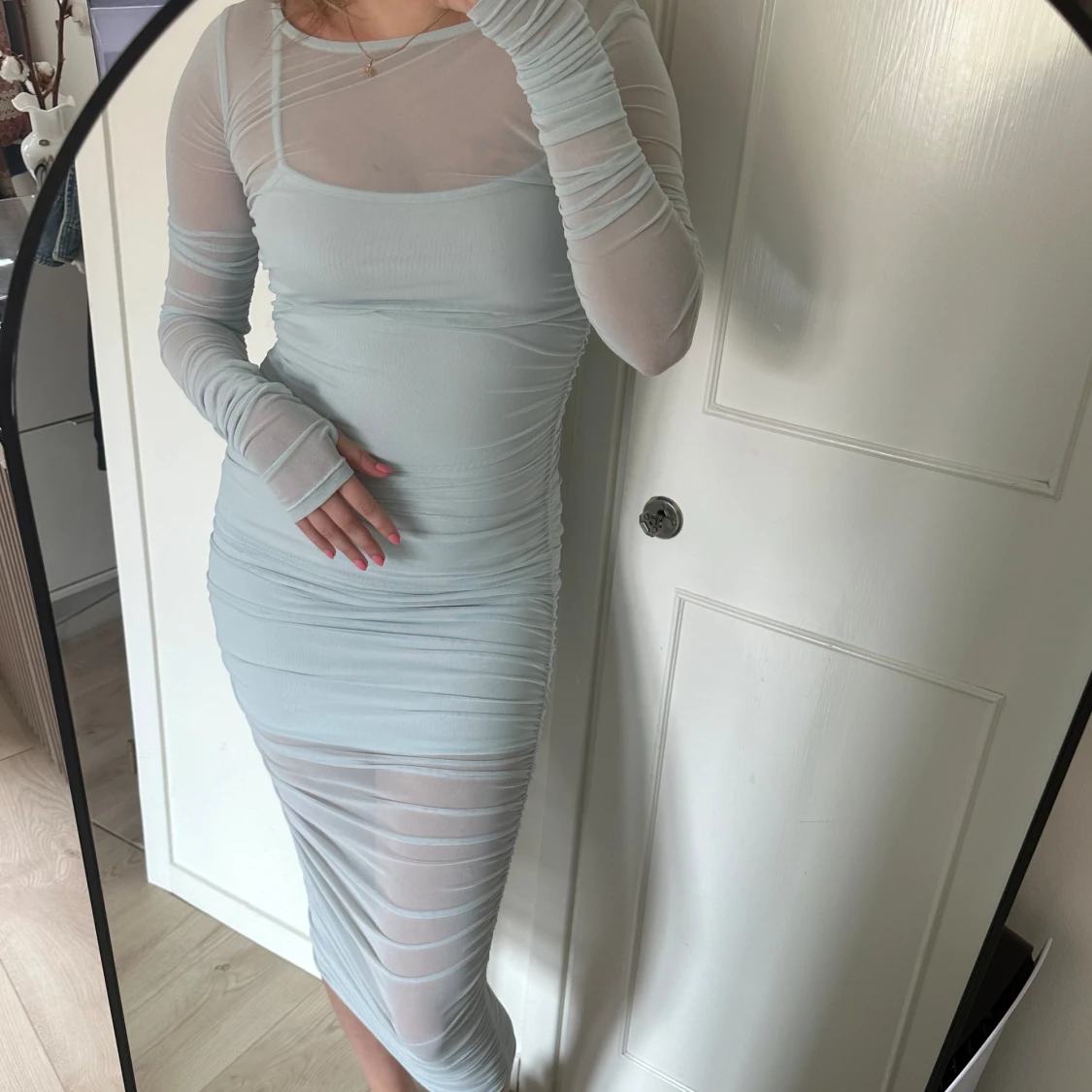 Ljusblå meshklänning