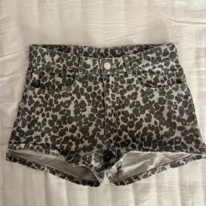 Mid rise leopard shorts - Superfina gråa leopardmönstrade shorts🩷sitter mid rise