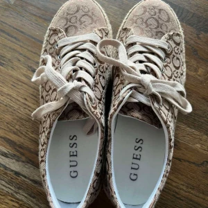 Guess damskor ste 39 - Jättefint skick, använda vid 2 tillfällen.