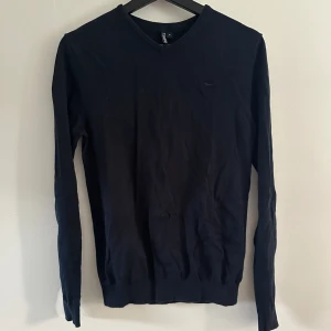 Marinblå tröja - Min lillebror har blivit 195 så vuxit ur en del kläder som jag nu säljer åt honom🤝 Vill ni ha bilder på hur kläderna sitter på så är det bara att skriva så löser vi☀️☀️