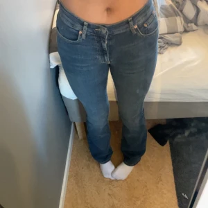 Lågmidjade jeans - Utsvänga jeans från Gina som tyvär inte kommer till användning, använda få tal gånger🩷 är 163 och de går ner precis till golvet, Dm för mer information 