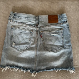 Levi’s jeanskjol - För liten för mig nu, skulle beskriva som xs