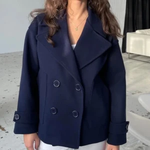 Superfin kappa - Nu säljer jag min superfina marinblå kappa ifrån Design by Si. Eftersom att den tyvär inte kommer till användning längre. Kappan är sparsamt använd ett par fåtal gånger. Inga skador.💓