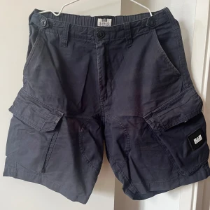 Shorts Weekend Offender - Blå shorts av märket Weekend Offender. Storlek S.