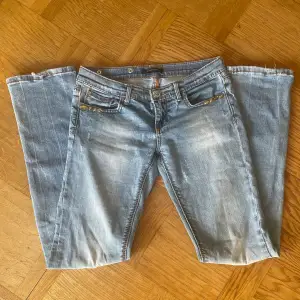 Super snygga lågmidjade jeans i bra skick! Står ej storlek i men skulle säga att dom passar S. Skriv för mått🩷