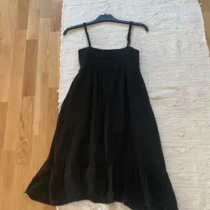 Säljer en svart klänning från Julia Bergovich, den är från Grekland💕💓 Den är oandvänd💘 Orginalpriset var 10 euro/ 120 kr❣️❣️Pris kan diskuteras🤍🩷