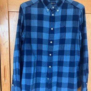 Blå flanellskjorta - Blå flanellskjorta. Märke: Ralph Lauren. Strl: 18-20 ( XS ). Skick 10/10. Knappt använd då den var för liten för mig. 