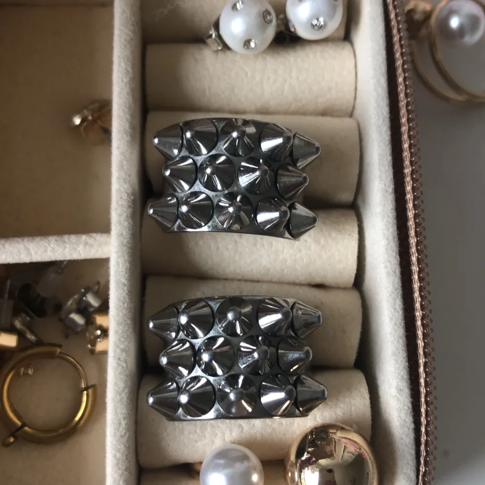 två stycken Edblad silver ringar❤️ Säljer för 300kr styck❤️ storleken på båda är 17.5. Accessoarer.