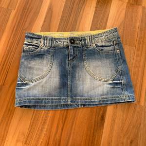 Kort jeans kjol som är passar mindre storlekar, väldigt bra kvalite och supersöt till sommaren!☀️  40 cm midjebredd (ca 80 runt) och 30 cm längd, passar mig som brukar ha xs/s Skriv för om du har frågor🥰